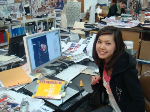 hana-by-desk